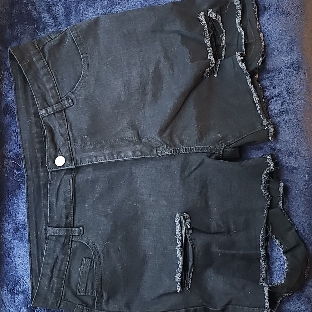 Edgy Black Jean Shorts with Distressed Design - Picture 4 of 4